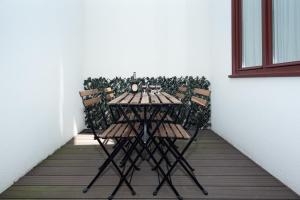 波尔图Porto XL的种植了植物的阳台的桌椅