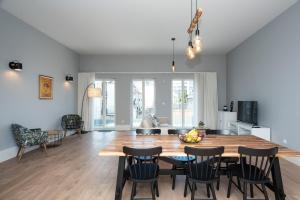 波尔图Porto XL的厨房以及带木桌和椅子的用餐室。