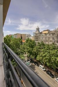 马德里Apartamento Velazquez vistas的阳台享有带建筑的城市景观。