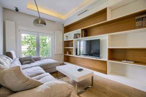 马德里Apartamento Velazquez vistas的带沙发和电视的客厅