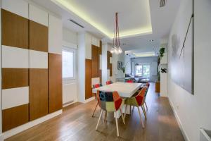 马德里Apartamento Velazquez vistas的厨房以及带桌椅的用餐室。