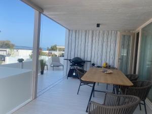 帕科坦BUQEZ ECO RESORT - Beach Villa 37 and 40的阳台的天井配有桌椅