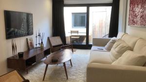 克诺克－海斯特Semarane的客厅配有白色的沙发和桌子
