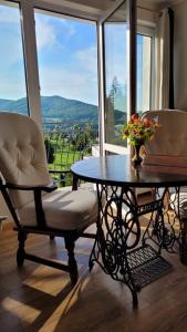 下乌斯奇基Noclegi Panorama的窗户客房内的桌椅
