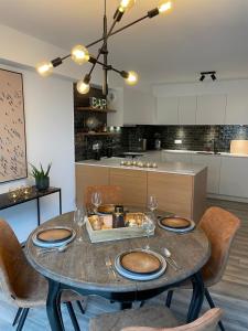 奥斯坦德Fiets & Zee - Bike & Sea的一间带桌椅的厨房和一间用餐室
