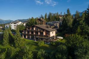弗利姆斯T3 Hotel Mira Val的享有树木和建筑的度假村的空中景致