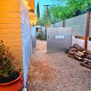 土桑Peaceful Tucson Tiny House Getaway with Backyard的后院,有栅栏,门和建筑