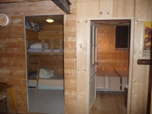 BoulcTerre Rouge的小屋设有一扇门,通往一间带双层床的房间