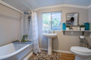 土桑Peaceful Tucson Tiny House Getaway with Backyard的一间带水槽、浴缸和卫生间的浴室