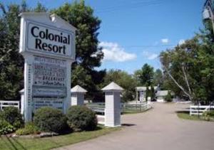 加纳诺克Colonial Resort-1000Islands的车道上哥伦布度假胜地的标志