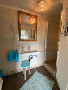 库克斯港Haus Frauenpreiss 67的一间带水槽、镜子和凳子的浴室
