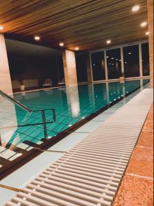 库克斯港Haus Frauenpreiss 67的旁边一座带自动扶梯的建筑中的游泳池