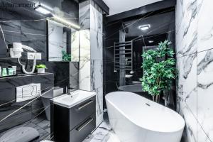 比托姆Apartamenty Katowice by Lantier - Bytom - Chorzów的黑白浴室设有卫生间和水槽