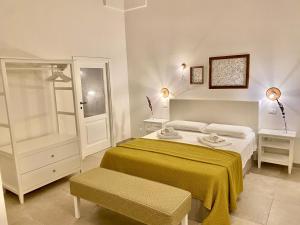 蒙塔尔巴诺Villa Ricciardi-Suite famigliare 1-zona Ostuni的一间卧室配有一张黄色毯子床