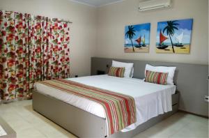 奥林匹亚Hotel Pousada Villa Itália Olímpia的卧室配有一张带两个枕头的大白色床