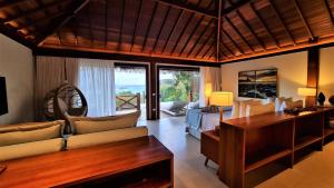 费尔南多 - 迪诺罗尼亚NANNAI Noronha Solar Dos Ventos的客厅配有一张床和一张书桌