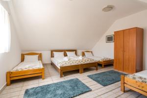 维拉尼Szeparé pinceház szállás Villány központi részén.的一间设有两张床和两张地毯的房间
