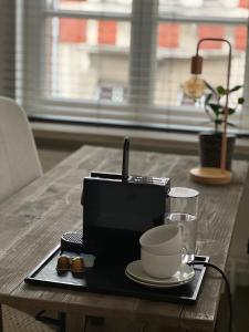 蒂伦豪特Maison Georges的一张桌子,上面有咖啡壶和杯子