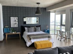 圣胡安KASA Skyview Luxury Loft Style 15th floor Condo的卧室配有一张床和一张桌子及椅子