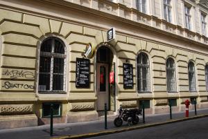 布达佩斯HoBar Hostel的停在大楼前的摩托车
