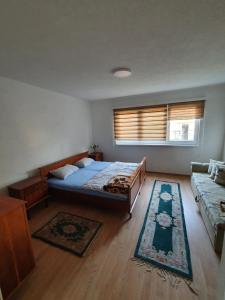 维索科Apartmani Podvisoki的一间卧室配有一张床和一张沙发