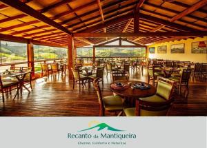 帕萨夸特鲁Pousada Recanto da Mantiqueira的餐厅内带桌椅的用餐室
