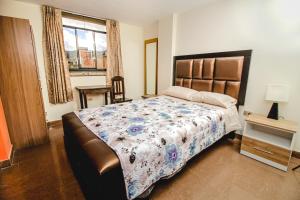 卡哈马卡Antara Hostal的一间卧室设有一张大床和一个窗户。