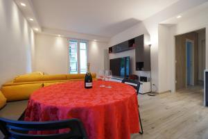 博洛尼亚Ghisello Luxury Guesthouse的客厅配有一张桌子,上面装有一瓶葡萄酒