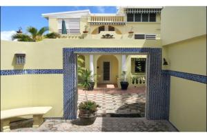 别克斯Las Terrazas Los Chivos的一座带蓝色瓷砖庭院的房子