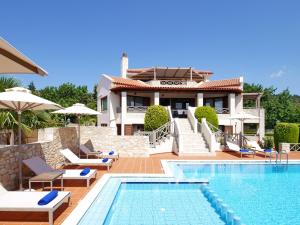 加瓦洛霍里翁Villa Metapothia Gavalochori Crete的一座带游泳池和房子的别墅