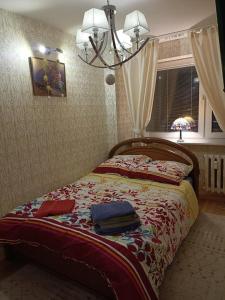 华沙Świętokrzyska的一间卧室设有一张床和一个窗口