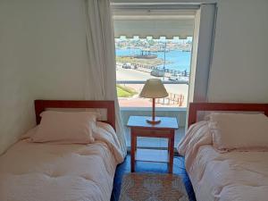 埃斯特角城El Remanso - Suite 104的一间卧室设有两张床和一个美景窗户。
