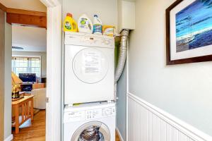 普罗温斯敦Poppy P-Town的洗衣房配有洗衣机和烘干机