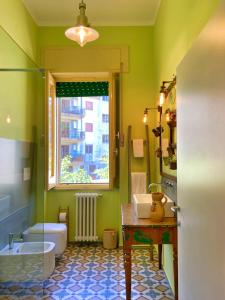 切列梅萨皮卡Don Ciccio Capashome的一间带水槽和卫生间的浴室以及窗户。