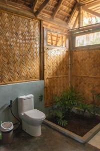 Eco Sanctuaries Nature Lodge Nacpan Beach, El Nido的一间浴室