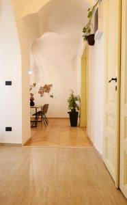 蒂米什瓦拉The Industrique Home - 3 Bedroom Apartment的空的走廊,有桌子和门