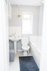 曼彻斯特Vanville Homes的白色的浴室设有卫生间和水槽。