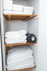 曼彻斯特Vanville Homes的衣柜里装满了白色的毛巾