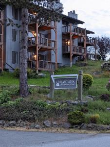 伊斯特海湾The Landmark Inn on Orcas Island的大型建筑前的标志