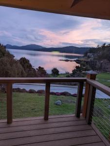 伊斯特海湾The Landmark Inn on Orcas Island的从房子的甲板上可欣赏到湖景