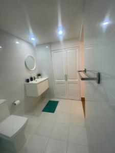 蓬塔卡纳Espectacular Apartamento En Tanama Cap Cana的白色的浴室设有卫生间和水槽。