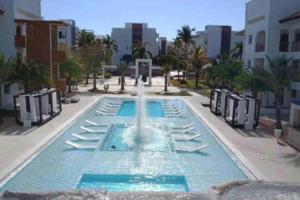 蓬塔卡纳Espectacular Apartamento En Tanama Cap Cana的游泳池中央的喷泉