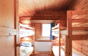 Fasalt2 Bedroom Stunning Home In rkelljunga的小屋内带双层床的房间
