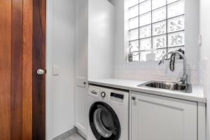 因沃洛什Sails Five Inverloch的白色的厨房配有水槽和洗衣机
