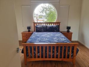因沃洛什Beatons Beach Front Studio Inverloch的一间卧室设有一张大床和大窗户