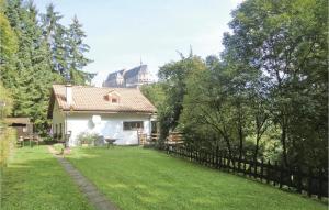 维安登Gorgeous Home In Vianden With Wifi的院子中带围栏的白色房子