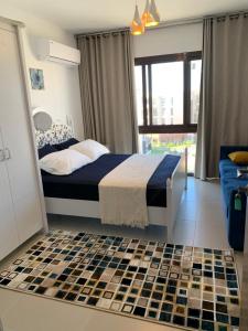 阿莱曼Marassi Marina的一间卧室配有一张带 ⁇ 架地板的床
