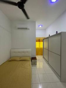 峇六拜NORISH HOMESTAY的一间卧室配有一张床和吊扇