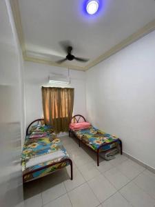 峇六拜NORISH HOMESTAY的客房设有两张床和天花板。