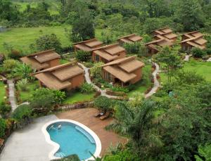 福尔图纳宁静乡村酒店的享有带游泳池的度假村的空中景致